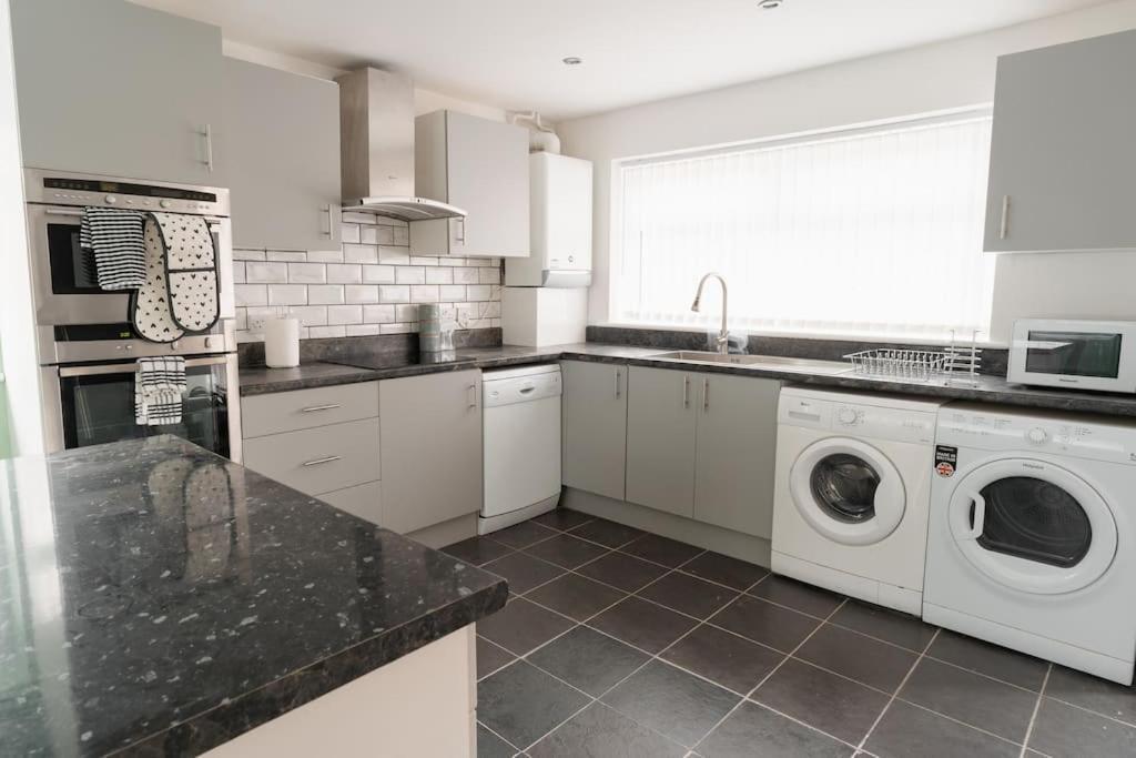 Prenton House, 3Br Close To Liverpool Birkenhead Exterior foto