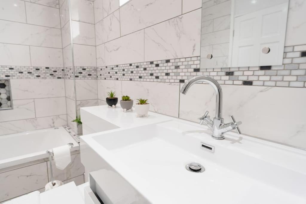 Prenton House, 3Br Close To Liverpool Birkenhead Exterior foto